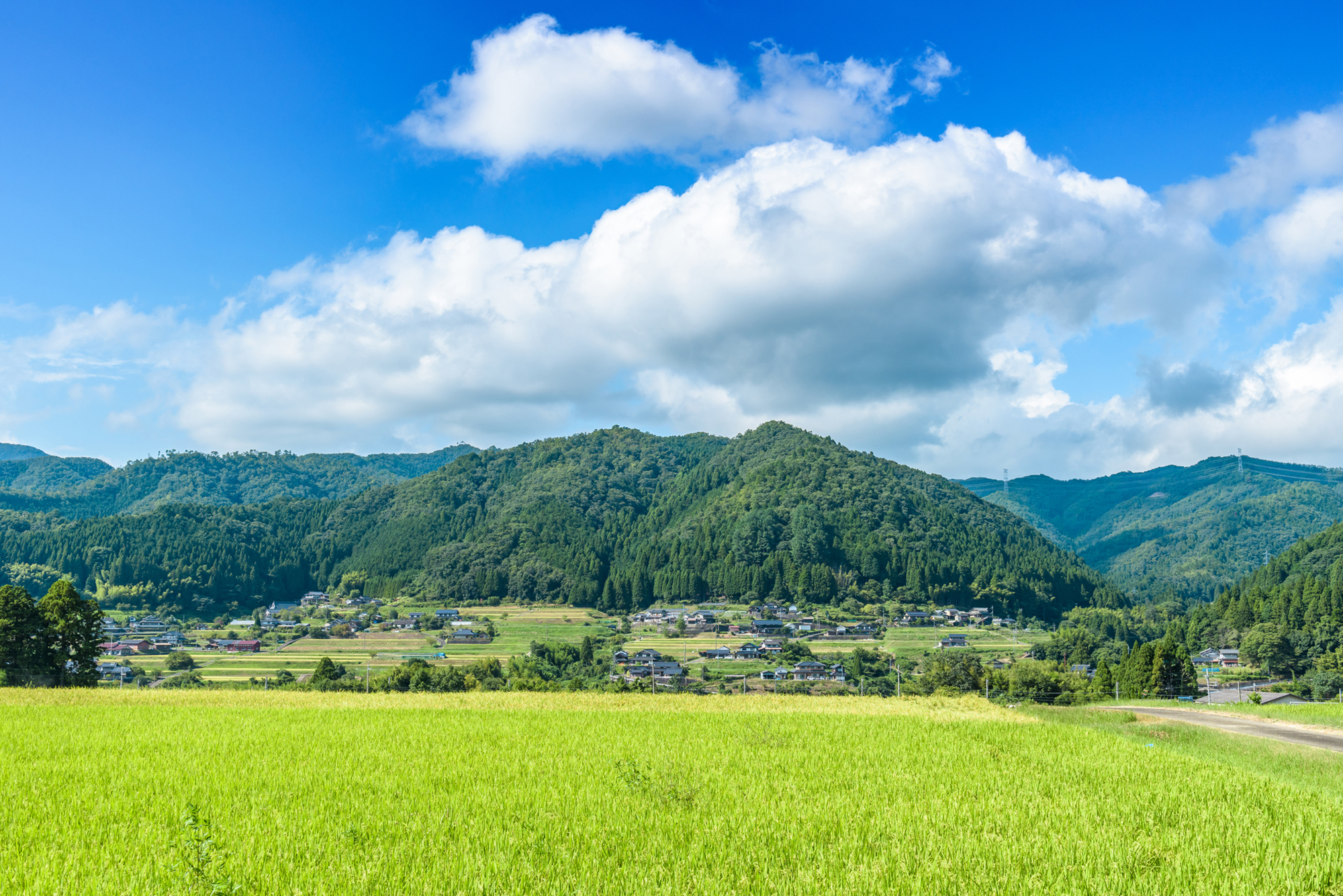 山並みがあり家や田畑などがある京丹波町の風景写真