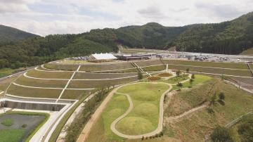 奥に見える味夢の里の施設、手前の小高い丘の上にある塩谷古墳公園の写真