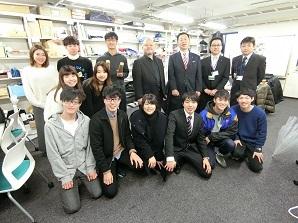 太田町長,高橋智幸新学部長,関西大学社会安全学部の学生の皆さんが並んで写っている集合写真