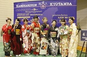 艶やかな振袖を着た新成人の方々8名が笑顔で並んで写っている集合写真