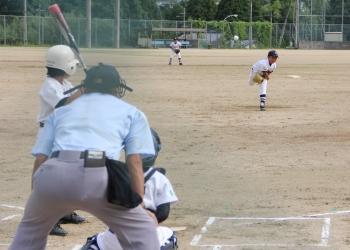 マウンドにはボールを投げたピッチャー、バッターボックスにはバットを持って構える打者、キャッチャーボックスに座るキャッチャー、ボールの動きを見ている審判の写真
