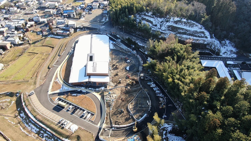 令和4年1月6日の工事進捗、北から撮影した写真。建物の周囲に雪が残っている状況の写真。
