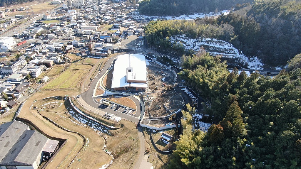 令和4年1月6日の工事進捗、北から撮影した写真。ショベルカーが入り、外構工事がすすめられている状況の写真。