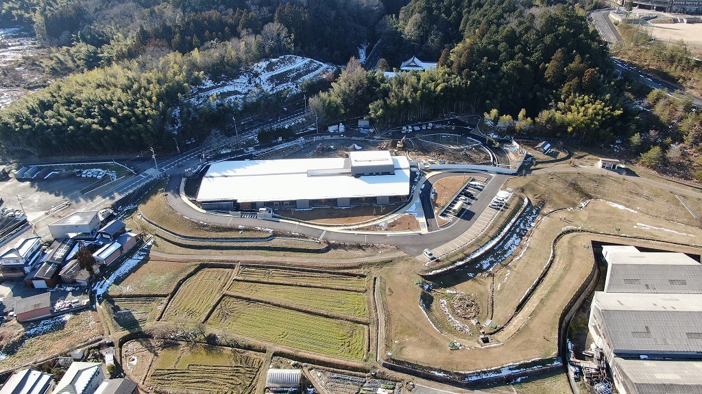 令和4年1月6日の工事進捗、東から撮影した写真。建物の屋根が白くなっている状況の写真。