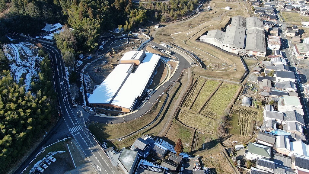 令和4年1月6日の工事進捗、南東から撮影した写真。長方形の形をした建物の屋根が白くなっている状況の写真。