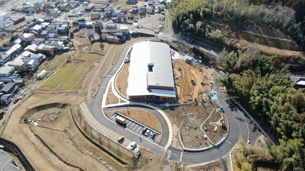 令和4年2月1日の工事進捗、北から撮影した写真。園舎前のの土に工事車両のタイヤの跡がついている状況の写真。