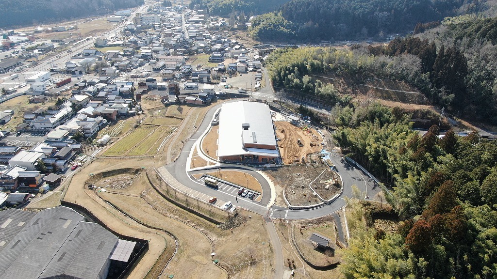 令和4年2月1日の工事進捗、北から撮影した写真。園舎前の土地をブルドーザーが土をならして作業をしている状況の写真。