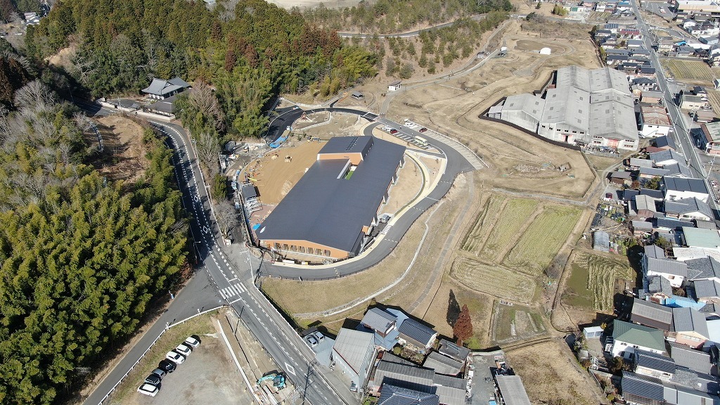 令和4年2月1日の工事進捗、南東から撮影した写真。旧園舎跡地の園舎周りの土がきれいにならされている状況の写真。
