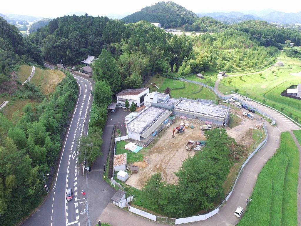 令和2年7月31日の工事着手、南東から撮影した写真。幼稚園の敷地に仮囲いが設置されている状況の写真。