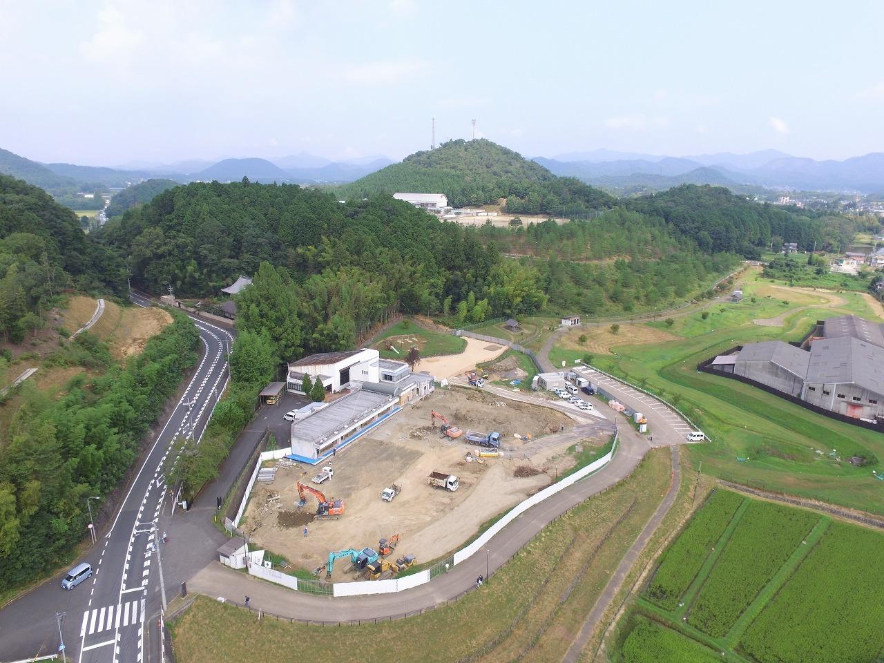 令和2年8月24日の工事進捗、南東から撮影した写真。園庭に工事車両が入って基礎工事に着手している状況の写真。