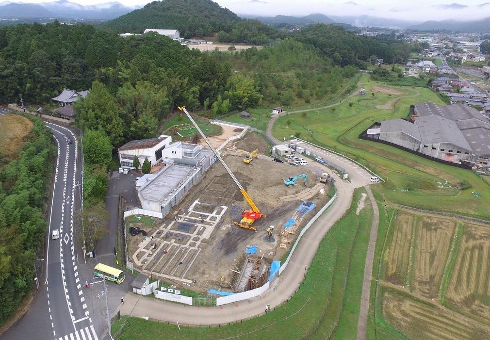 令和2年9月29日の工事進捗、南東から撮影した写真。園庭に1台のクレーン車がはいり、基礎工事を施工している状況の写真。