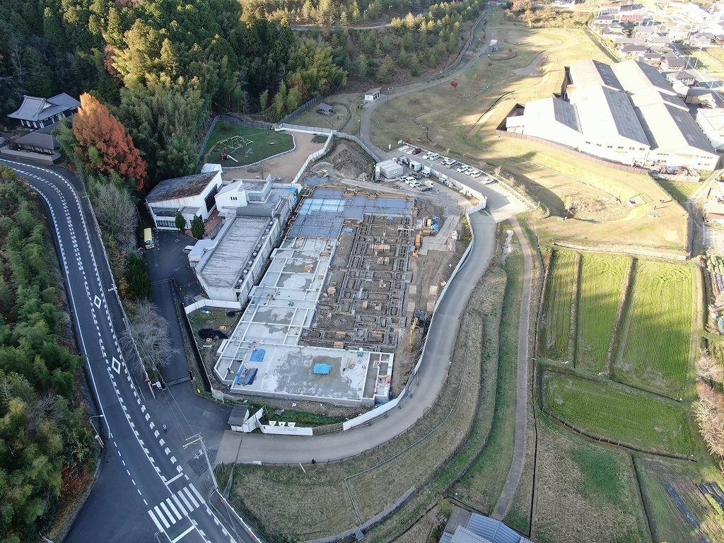 令和2年11月24日の工事進捗、南東から撮影した写真。工事が進み、基礎の部分をコンクリートで固めている状況の写真。