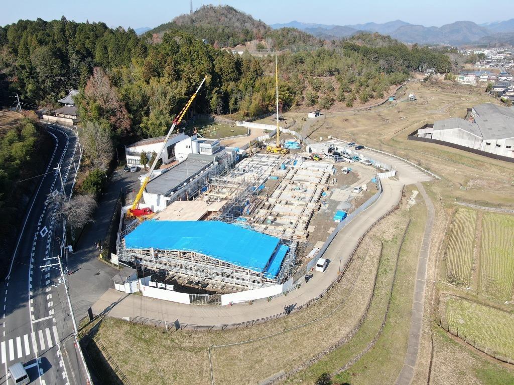 令和2年12月22日の工事進捗、南東から撮影した写真。建方工事を施工している。屋根部分にブルーシートがかけられている状況の写真。