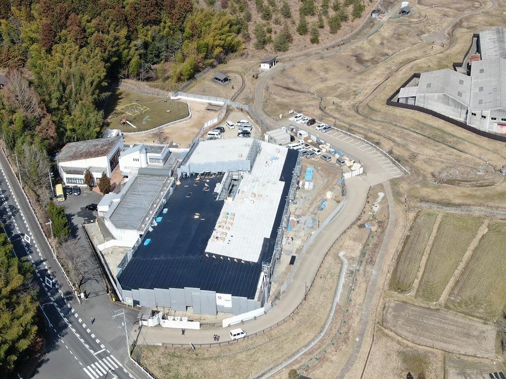 令和3年2月24の工事進捗、南東から撮影した写真。屋根部分に黒い防水シートが貼られている状況の写真。