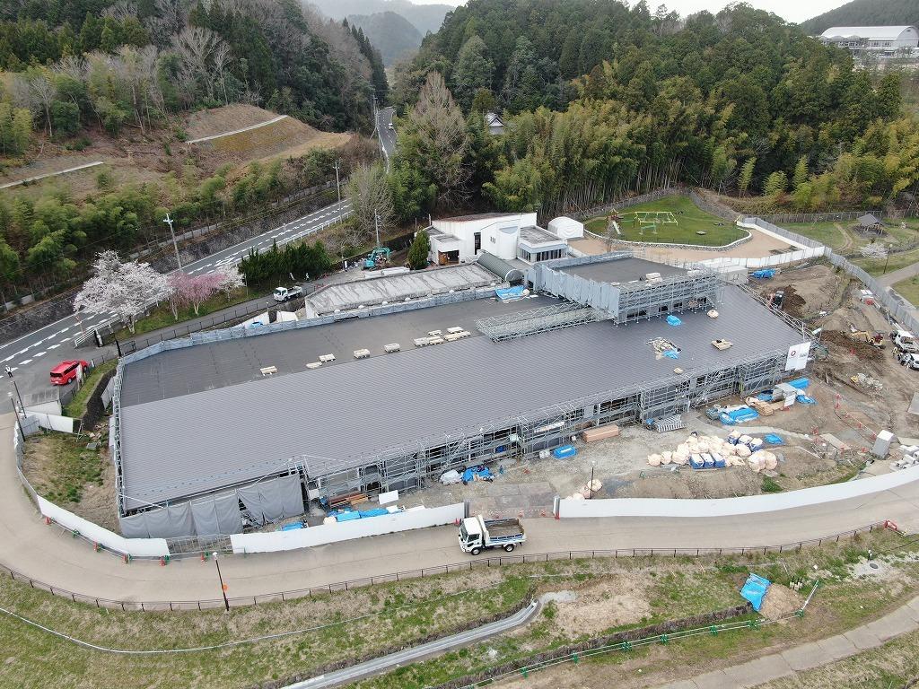 令和3年3月29日の工事進捗、東側から撮影した写真。屋根の東側にガルバニウム鋼板が施工されている状況の写真。