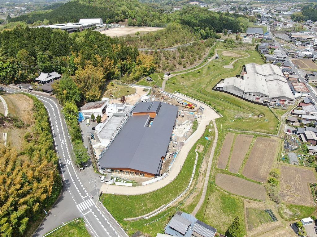 令和3年4月30日の工事進捗、南東から撮影した写真。建物の内装、外装、外構工事を施工している状況の写真。