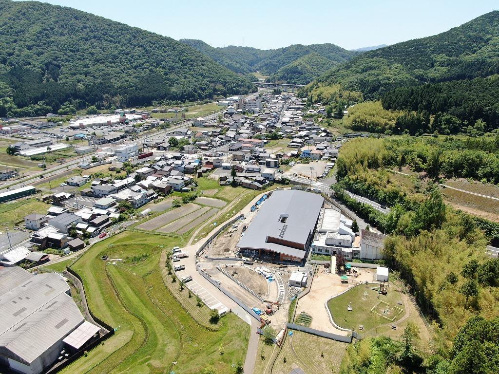 令和3年5月31日の工事進捗、北から撮影した写真。建物の外構工事を施工している状況の写真。