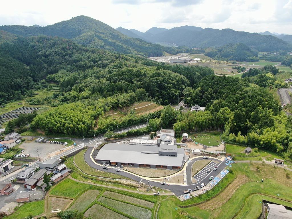 令和3年6月30日の工事進捗、東から撮影した写真。園舎の外観が完成に近づいている状況の写真。