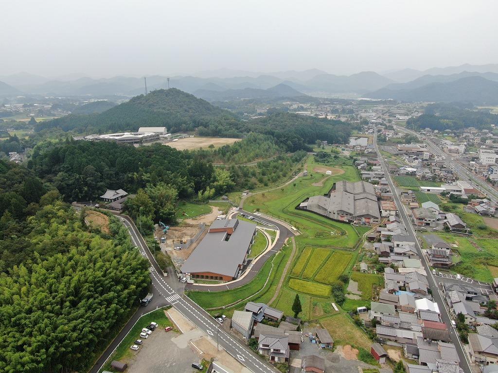 令和3年9月1日の工事進捗、南東から撮影した写真。旧園舎の解体作業が完了し建物がなくなっている状況の写真。