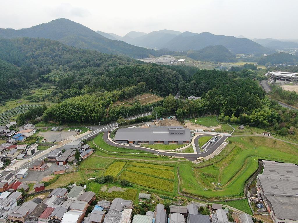 令和3年9月1日の工事進捗、東から撮影した写真。旧園舎の敷地内に工事車両が入っている状況の写真。