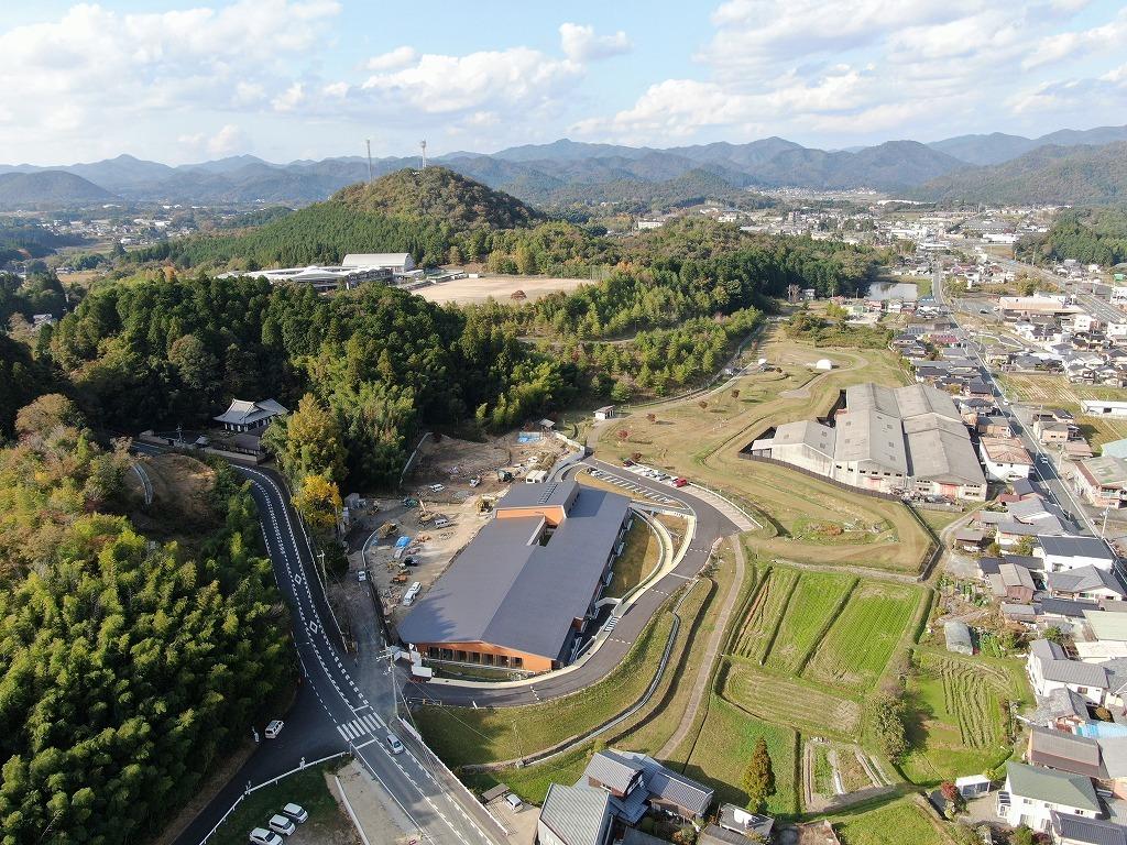 令和3年11月2日の工事進捗、南東から撮影した写真。新園舎周辺の外構工事が進行している状況の写真。