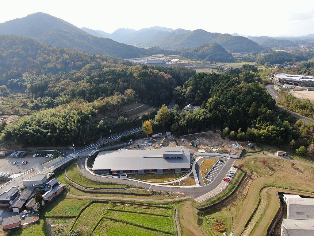 令和3年11月2日の工事進捗、東から撮影した写真。新園舎周辺の外構工事を施工している状況の写真。