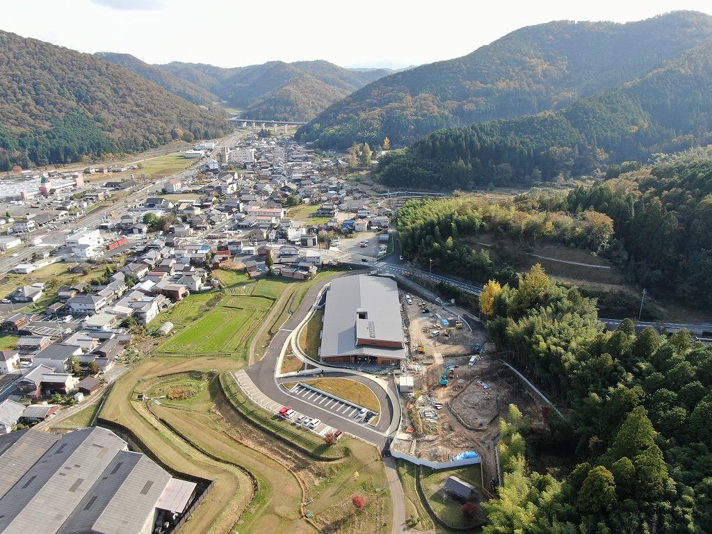 令和3年11月2日の工事進捗、北から撮影した写真。旧園舎跡地周辺の外構工事を施工している状況の写真。