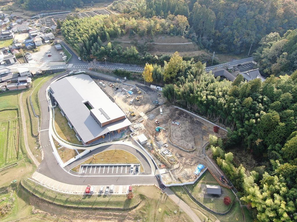 令和3年11月2日の工事進捗、北東から撮影した写真。旧園舎の跡地に工事車両が入っている状況の写真。
