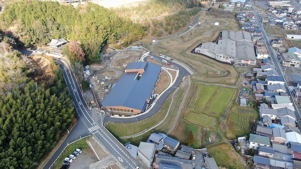 令和3年12月3日の工事進捗、南東から撮影した写真。新園舎周辺の道が整備されている状況の写真。