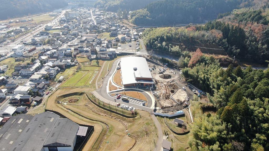 令和3年12月3日の工事進捗、北から撮影した写真。旧園舎跡地に土が運び込まれている状況の写真。