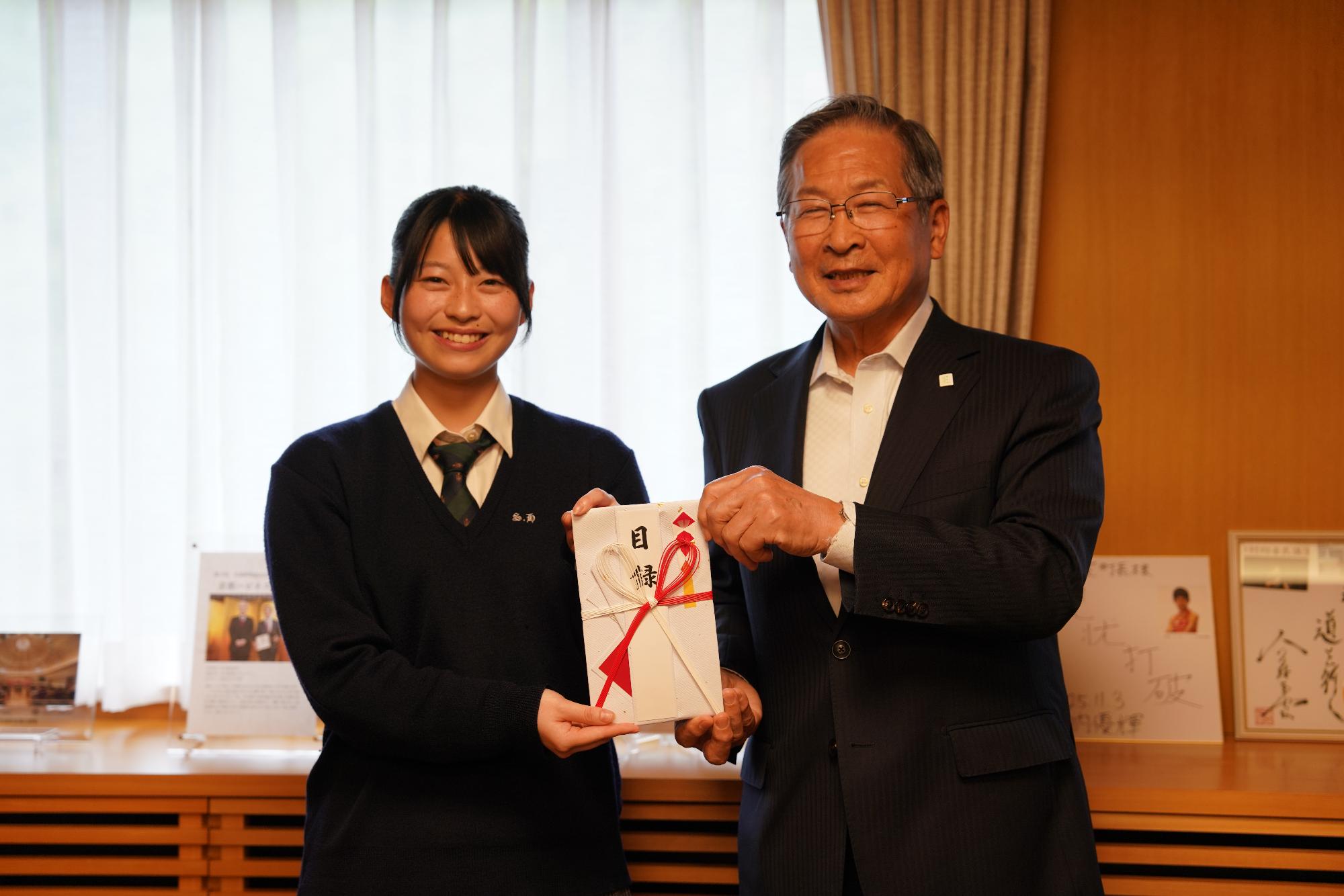 2026年5月20日須知高校3年生西田葉名さんへ激励金