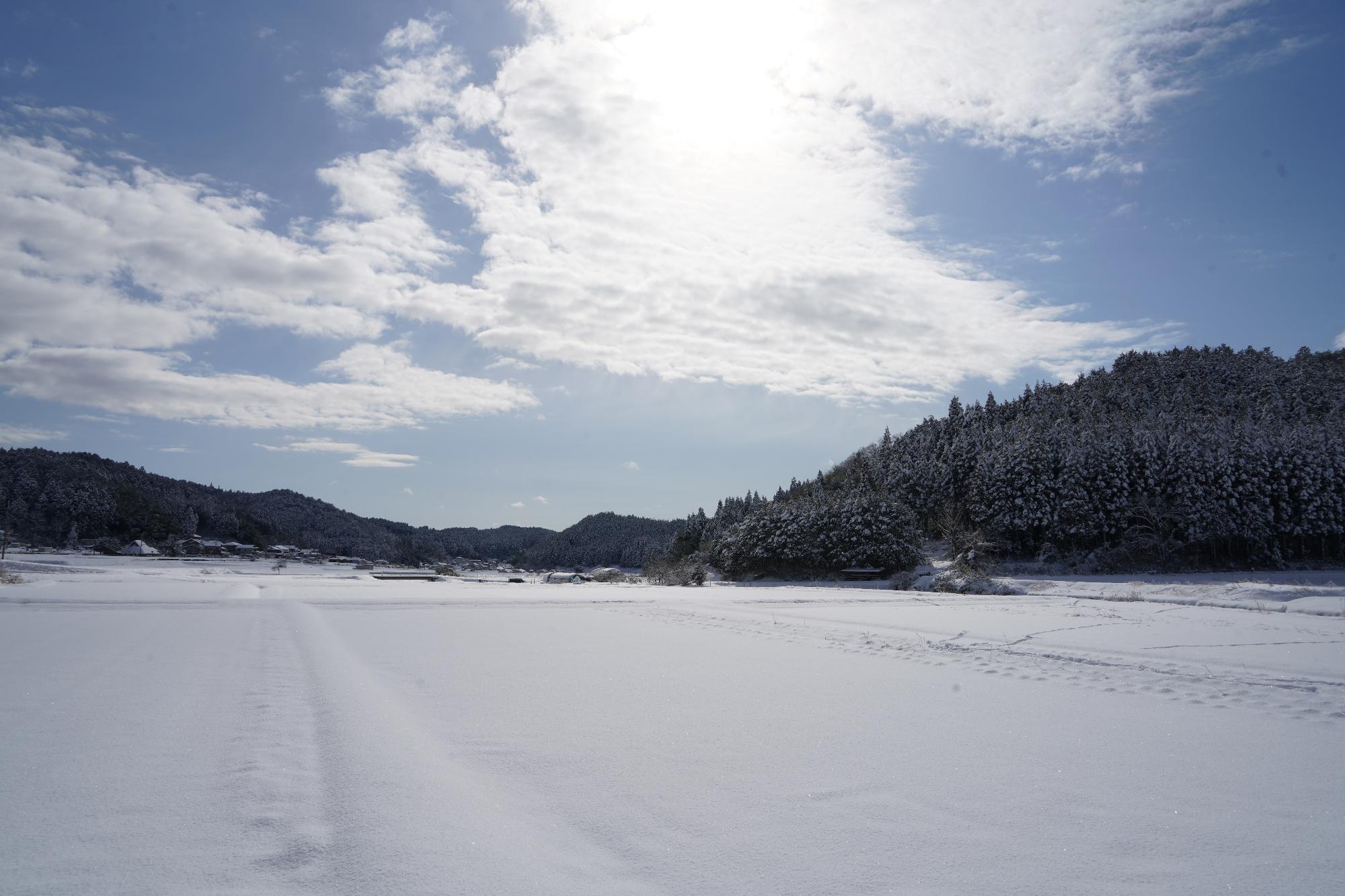 京丹波町の山々や田んぼに広がる雪景色