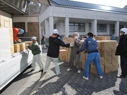 トラックの中に物資を積み込んでいる京丹波町派遣団の団員の写真