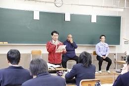 高校生たちの前で複数の講師が講義を行っている高校生キャリアアップ講座の様子の写真