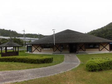 芝生の中にある歩道が京丹波もえぎの建物に向かって続いている京丹波もえぎの外観写真