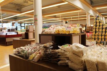 棚の上に袋に入れられた京丹波町の特産品が並んでいる店内写真