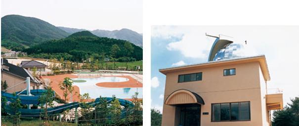 左：ウォータースライダーがある大きなプールの写真、右：屋根の一部がドーム状になっている天文館の写真