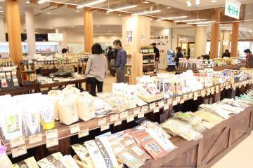 店内の陳列台に置かれている京丹波町の特産品などのお土産の売場の写真