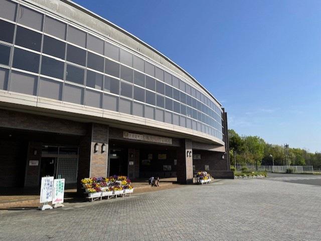 コンクリート調の建物で、2階部分が丸みがかっており、一面が縦4枚の四角の窓になっている丹波ひかり小学校の外観写真