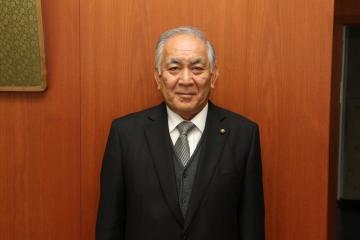 スーツを着て正面を向いている松本 和久教育長の写真