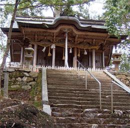 手すり付きの石階段の先に、正面にしめ縄が飾り付けられた質美八幡宮が建っている写真