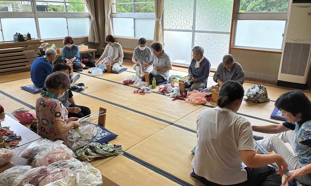 布ぞうり作り体験会の様子