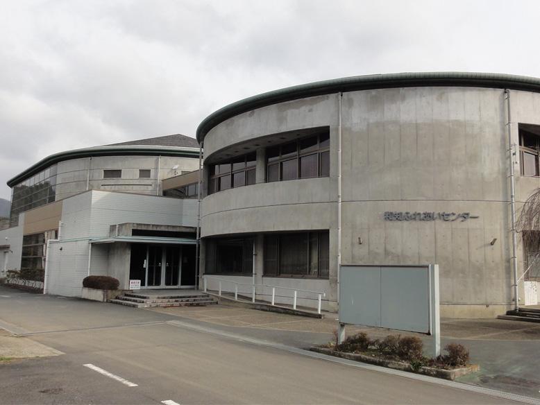 コンクリート調の外壁で、丸い筒状の2階建ての建物の和知公民館（和知ふれあいセンター）の外観写真