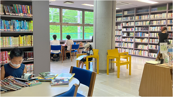 和知駅を通る電車を見ながら読書が楽しめる和知公民館図書室（ふれあいセンター内）