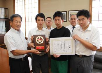 賞状と表彰楯を持った須知高校生と畠中副町長と関係者が並んで写っている写真