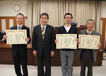 3名の受賞者の男性が賞状を持って、寺尾町長と並んで写っている写真
