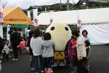 国民文化祭キャラクターまゆまろの周りに子ども達が集まって来ている写真
