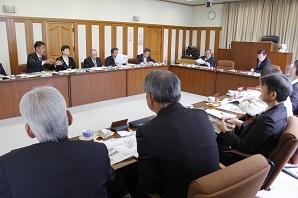 ロの字型の長机に議員の方々が席に着き意見交換を行っている写真