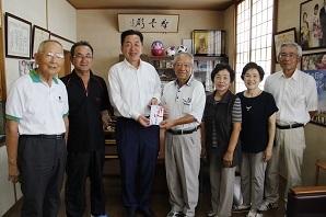 町グラウンド・ゴルフ協会瑞穂支部長ら6人と太田町長が並んで笑顔で写っている写真