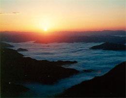 長老ヶ岳の山頂から撮影された日の出と雲海の写真